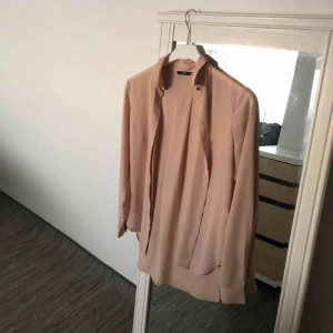  - Bärs/nude/ljus rosa färgad skjorta med guldfärgade små detaljer i storlek 36 (4). Knappt använt den. Kontakta för fler bilder och frågor! Frakt förekommer.