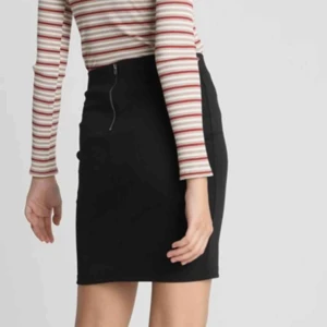 Pennkjol - Oanvänd pennkjol från b.young i storlek M. Supersnygg dock blev den för stor och returtiden gick ut, bara hängt i min garderob. Nypris 250 kr. Säljer för 200 då den aldrig är använd.