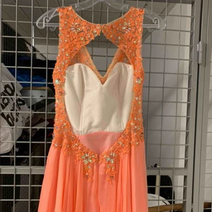 Balklänning  - Säljer min balklänning som jag använde på balen 2015. Hur fin som helst🧡 