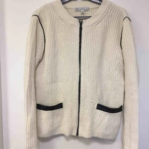  - Super fin kofta från Dagmar i storlek S.