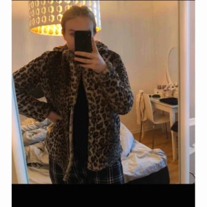  - Leopard jacka använd typ 2 ggr. Från vero Moda. Storlek S.