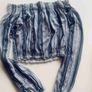  - Jätte fin off shoulders tröja, säljer pga används inte.