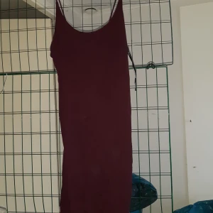 Vinröd klänning - Oanvänd 
