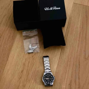  - Regal klocka för 200kr (originalpris 598kr). Använd ca. 5-10 gånger, rostfri klocka från Ur&Penn. Säljes inom Småland (helst Kalmar län).