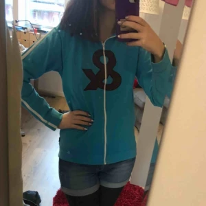  - Jättefin blå tröja från me&i med ett & tecken på framsidan. Storlek 158/164 men den passar mig som är xs/s