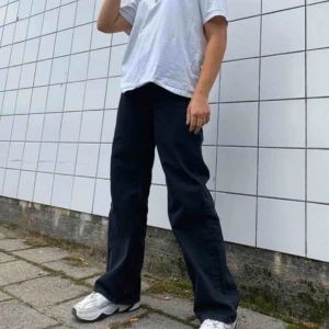  - Svarta raka jeans från Monki. Jätte sköna och sjukt snygga😍 ALLA BILDER ÄR HÄMTADE!! Köparen står för frakten