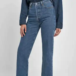 Detta är ett par (Ribcage) jeans från Levis i storlek 25. De vart nyligen för små för mig och därför vill jag sälja dem, det är en ganska så ny model dessutom, det är i super bra skick och väldigt fina på🌸. Original pris 1100kr
