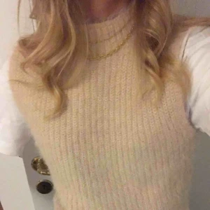  - As snygg slutsåld stickad väst från zara! Strl s.🧚‍♂️🧚‍♂️ (Pris kan diskuteras vid snabb affär!)