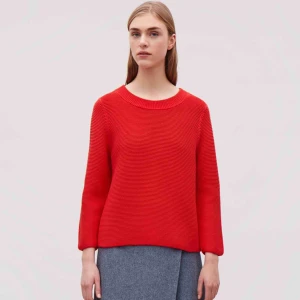  - Mysig stickad tröja från COS, 100% bomull. I fint skick, några lätta tråddragningar men de syns knappt.   Finns i stockholm, annars tillkommer frakt 