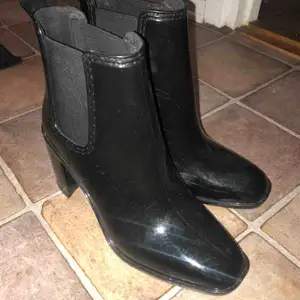 Svarta boots i ”gummi” från Jeffrey Campbell. I fint skick använda några få gånger. Jag har egentligen 38 så dessa är lite små i storlek.
