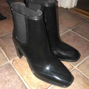  - Svarta boots i ”gummi” från Jeffrey Campbell. I fint skick använda några få gånger. Jag har egentligen 38 så dessa är lite små i storlek.