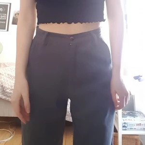  - Fina grå vintage kostymbyxor, väldigt sköna och mjuka! Passar mig som är ca 167 lång och brukar ha ca storlek 36! Hög midja och raka ben :) Säljes pga har två par nästan likadana. 