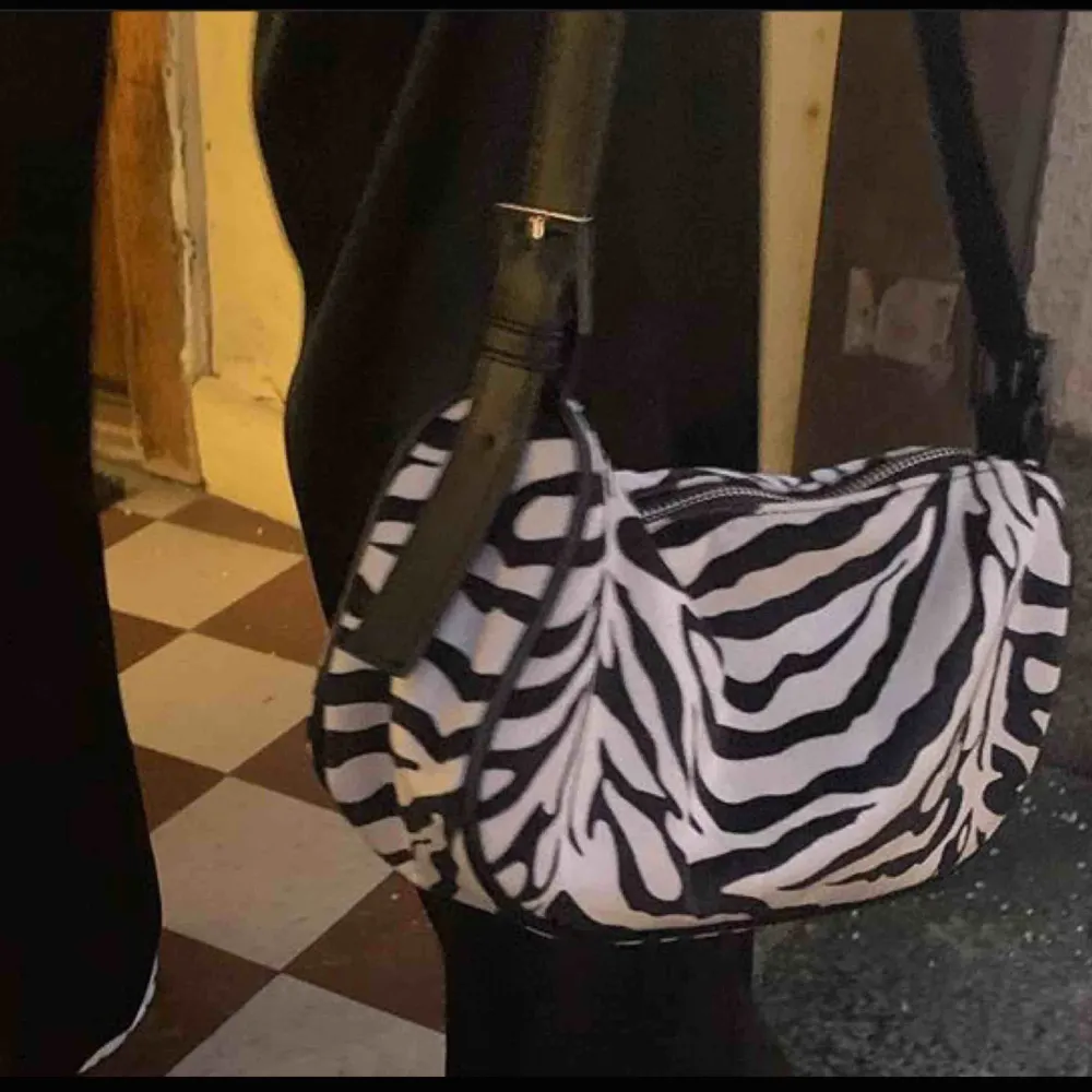 (lånade bilder) Söker efter denna väska med zebra mönster !! Skriv !! 🦋. Accessoarer.