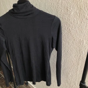 SVART polo tröja i S från WERA - WERA TRÖJA i S, jätte fin kvalite🌺 Nästan aldirg använd🦋