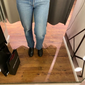 Levis jeans - Stolek 25/28, köpta på carlings, köpt pris, 1299kr, rakmodell i fin blå färg:)
