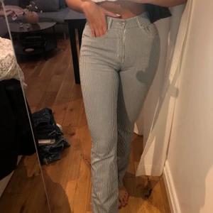 Pull & bear jeans - Skitsnygga LÅNGA randiga som har ursnygg passform. 