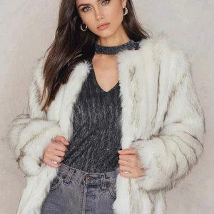 Linn Ahlborgs X Nakd pälsjacka vit storlek M - En riktigt snygg jacka i storlek medium som är perfekt till vintern. Den är varm och endast använd ett antal gånger då den inte passar mig. Pälsen är inte riktigt men är av bra kvalite och inköpspris var 1260kr. Jag uppskattar mycket hos jackan att den inte fäller och att pälsen ser dyr ut. Storleken är medium och är för stor för mig som är XS nu men om man vill ha den mer oversize fungerar det att man är small eller large. 