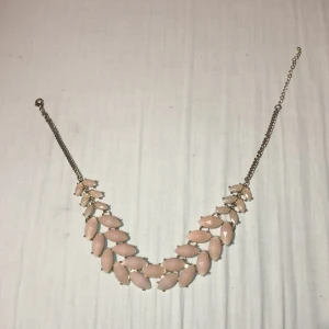 Ett coolt halsband här👍💗🥂 - Wow ett jätte snyggt halsband som är rosa 🔥✌️ den är inte jätte tung🥂 det kommer med godis i paketet och andra små saker🛹😘