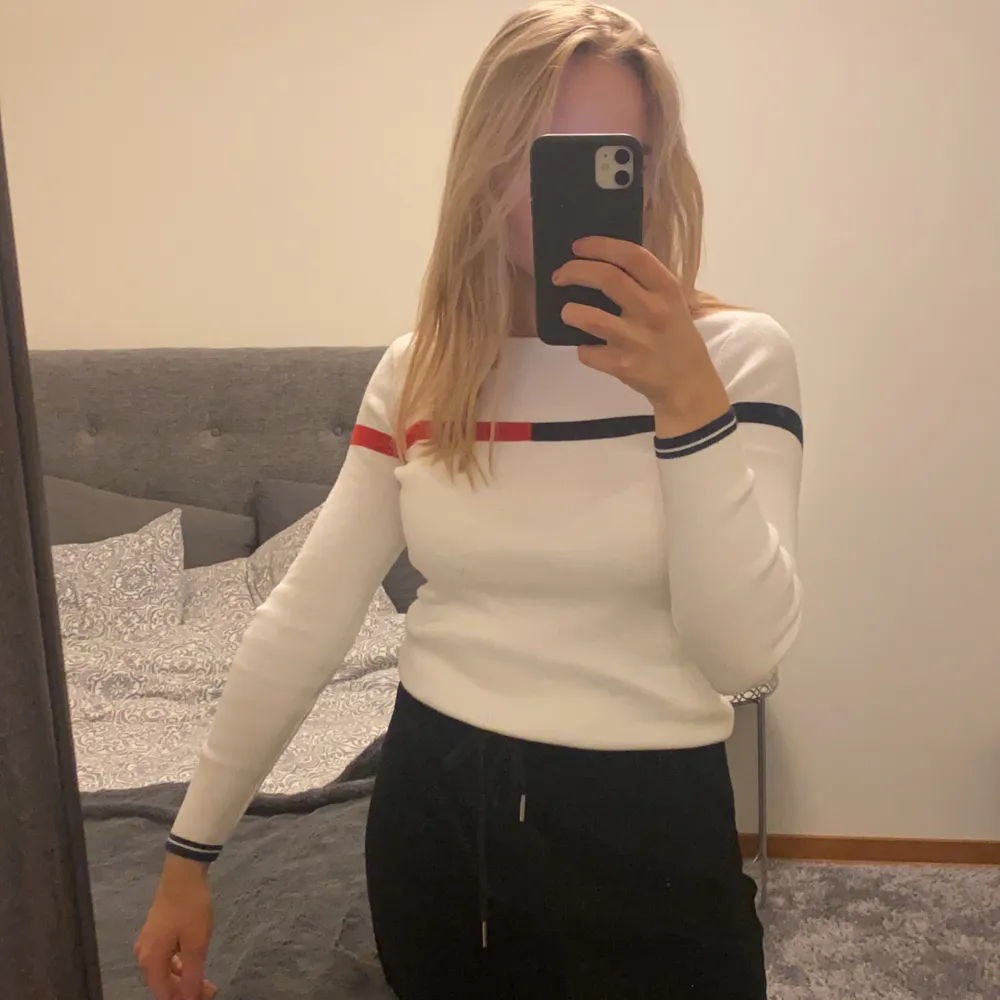 En skön Tommy hilfiger tröja i storlek XS/S. Använd typ en gång, köpt på Tommy hilfiger i USA 🤗☀️ säljs då den bara ligger i garderoben och aldrig används 🥺. Tröjor & Koftor.