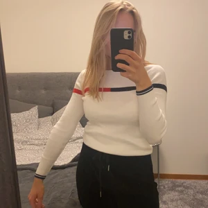 Tommy hilfiger tröja i storlek XS/S - En skön Tommy hilfiger tröja i storlek XS/S. Använd typ en gång, köpt på Tommy hilfiger i USA 🤗☀️ säljs då den bara ligger i garderoben och aldrig används 🥺