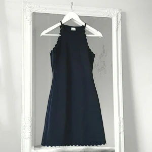 Svart klänning gina xs - Färg: svart.  Strl: XS.   Snygg klänning från Gina Tricot. Skönt material med fina detaljer. Använd vid ett tillfälle endast. Mycket fint skick! Frakt tillkommer, betalning via swish.