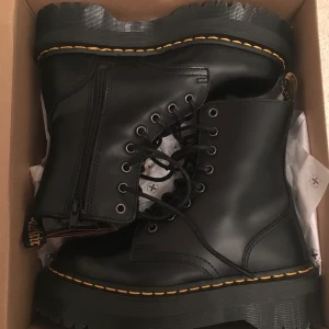 Dr. Martens Jadon, storlek 38 - Storlek 38 • Dr. Martens Jadon (black) • Endast använda 2-3 gånger • Pris 1900 kr • Får gärna buda, prioriterar snabb affär • Kan mötas upp i Stockholm eller frakta, köparen betalar frakt!