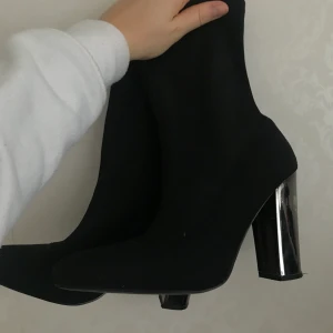 Sockklackar! - Svarta klackskor från newyorkerb använda en gång så klacken lite sliten 