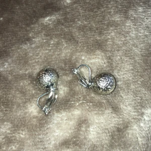 Clip on örhängen  - Clip on örhängen, knappt använda 