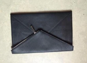  - Oanvänd kuvertväska. Mycket fin och rymlig. Nyskick!