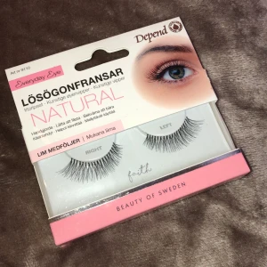 Fransar, nya  - Helt nya oanvända o oöppnade fransar från Depend. Veganska och latexfritt lim medföljer i förpackningen.