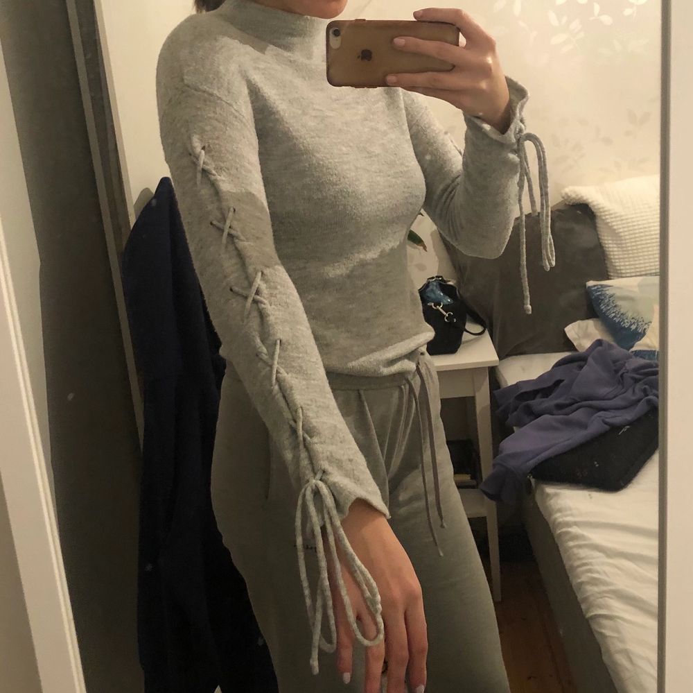 Säljer min superfina gråa stickade tröja från okänd butik i Polen då jag växt ut den. Lite halv turtelneck. Även coola detaljer med snören på ärmarna. Använd några gånger men inte sliten. Lite liten i storlek. 90kr + 63kr frakt 😚. Stickat.