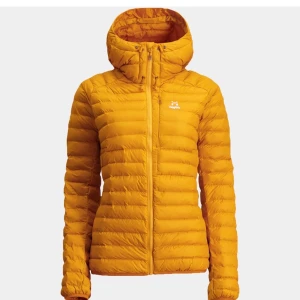 Haglöfs dunjacka roc down hood - Säljer min haglöfs dunjacka som endast är använd 1-2 gånger. Storlek L, något liten i storlek. Nypriset är 2900