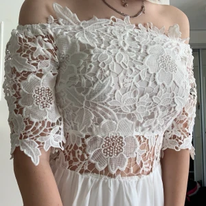 Sommarklänning från Noella Fashion - Superfin sommarklänning från Noella Fashion. Aldrig använd utan bara provad två gånger. Köptes 2019 för 500kr nypris. Bra kvalite med fin spets. 