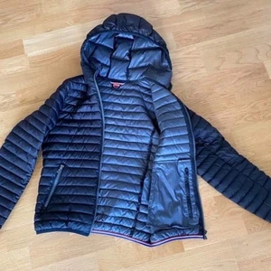 Colmar Down Jacket Black - Jättefin äkta svart Colmar dunjacka köpt förra vintern, som tyvärr är för liten nu. Den har varit mycket försiktigt använd och är inprincip i nyskick. Köptes för 2599kr nypris. Kan mötas upp i stan, men annars står köparen för fraktkostnaden. (Dustbag och galje från Colmar ingår).