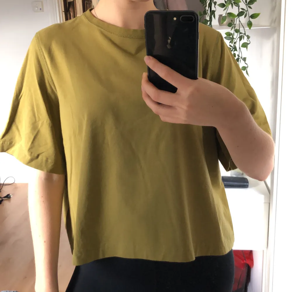 Oversized tshirt från Weekday i superfint skick!! Frågor/intresserad? Kontakta mig! 🥰 Köparen står för frakt. T-shirts.