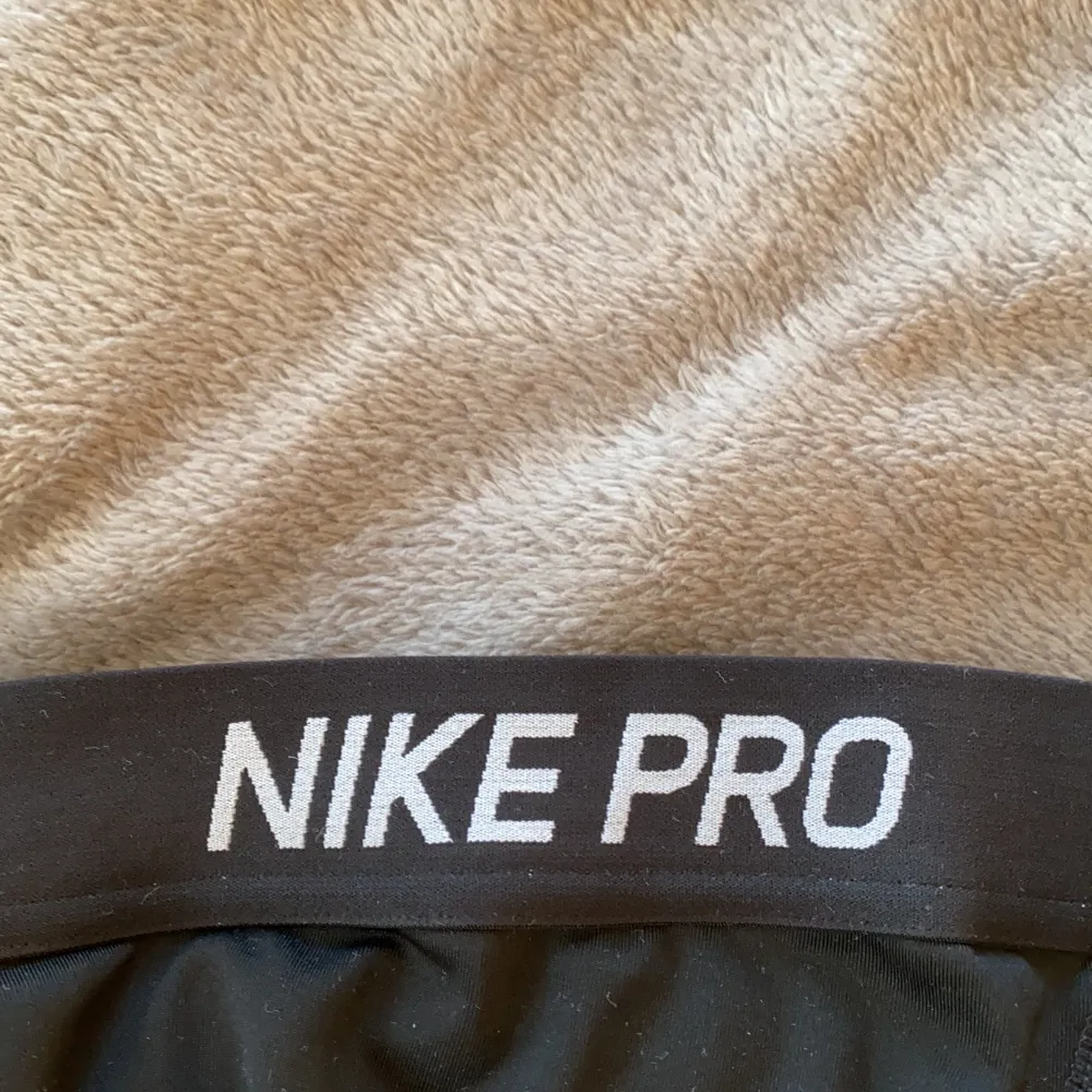 Säljer mina Nike PRO shorts i strl barn M vilket ungefär motsvarar XS. Visar dom tyvärr inte på för jag gillar inte alls hur dom sitter på mig! . Shorts.