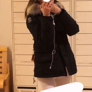 Parajumpers - Äkta jacka, inköpt för 10.000kr. Har 2 olika logomärken till den svart och röd som man får med. Den har även ett certifikat, alltså ett kort som jag fick när jag köpte jackan. Den är i storlek S, kom inte med några skambud eller oseriösa bud.