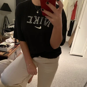Oversized nike tshirt  - Svart Egengjord nike tröja, alltså inte från Nike. Storlek L. Trycket ser lite ”svajigt” ut just nu men ska göra linjerna rakare om någon vill köpa. 