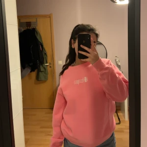 Champion - En sweatshirt från champion i en kall rosa & stl Small. Tröjan är bara använd ett fåtal gånger & därmed i bra skick.