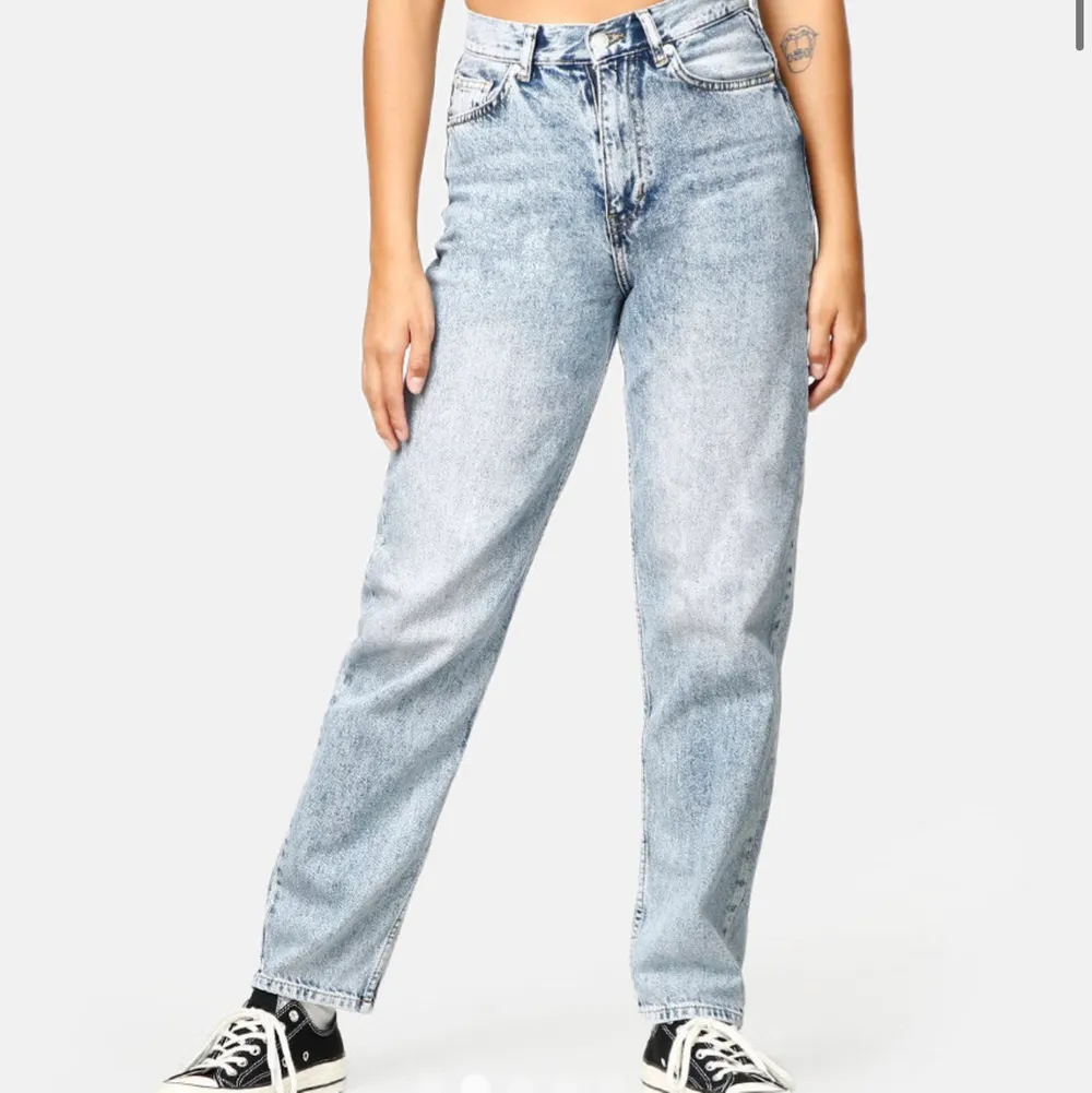 Säljer dessa skitsnygga jeans från junkyard! Är ganska säker på att de är slutsålda på hemsidan. Använda men i fint skick! Storlek 38,, köparen står för frakt <33. Jeans & Byxor.