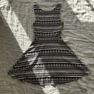 H&M klänning  - Kan användas åt båda hållen! Bra skick 🌟 köparen betalar frakt ✨