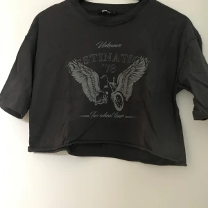 Cropped topp med tryck  - Croppad topp med tryck från ginatricot. Aldrig använd. Storlek medium.  Pris 75 plus frakt! 