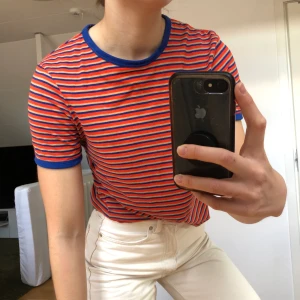T-shirt från Zara - Randig färgglad t-shirt från Zara i storlek S. Kan mötas upp i Lund/Bjärred eller skickas via post. Ingen frakt tillkommer.
