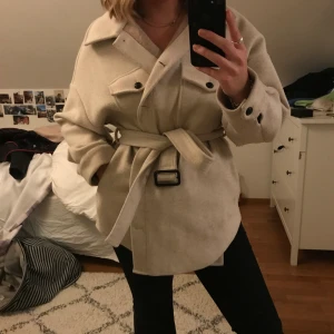 Nelly jacka  - Jättefin beige jacka från Nelly.com! Oversized med ett bälte i midjan. Frakten är inkluderad i priset!💞