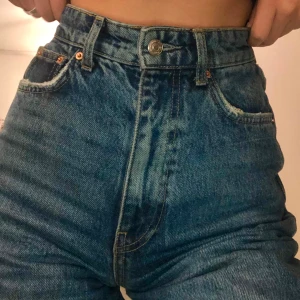 Vida jeans - Säljer mina vida jeans! Snygga jeans med vida ben, de sitter åt i midjan och är bekväma. Sparsamt använda men säljer pga att de inte kommer till användning längre. Jag är 160cm lång och byxorna är lite för långa för mig. Nypris: 599kr, köpare står för frakt! Skriv gärna om ni har frågor💕 BUDGIVNING FRAM TILL FREDAG KL 18.00 (23/10) HÖGSTA BUD: 320