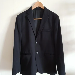 Kavaj  - Kavaj, HM, Slim Fit i mörk mörk blå färg. Sitter skönt och är snygg. Inga hål eller defekter. Pris är diskuterbart. 
