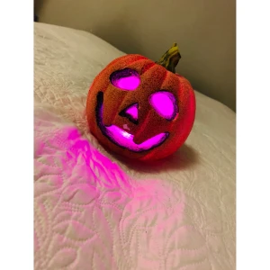 Halloween pumpa som lyser i olika färger - Halloween pumpa som lyser i olika färger när man slår på den.