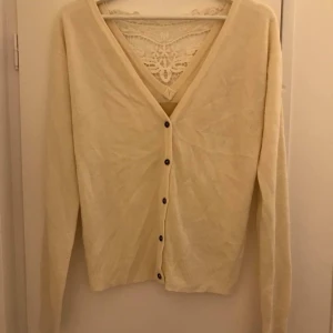 Kofta storlek S - Kofta i creme- färg, med brodyr på ryggen, storlek S. 40:-. 