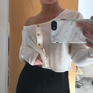 Tröja - Äggskalsgul tröja, tunt tyg. Bra skick!