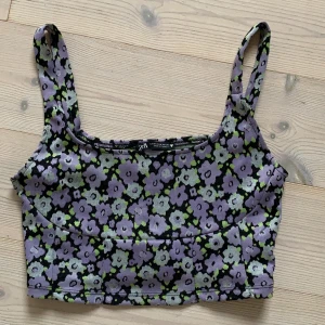 Linne - Ett fint linne från zara💜storlek M men passar mig i som är i XS så väldigt liten i storlek. 50kr+frakt